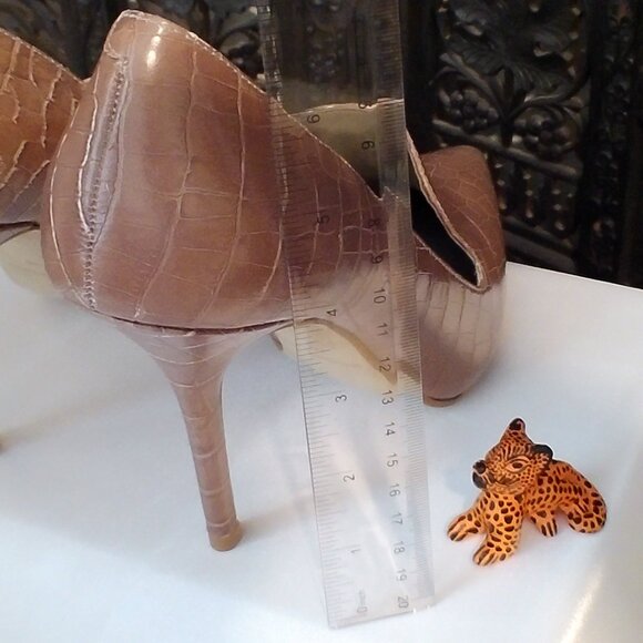 Womens Tan Pumps, size 10 - Picture 6 of 6